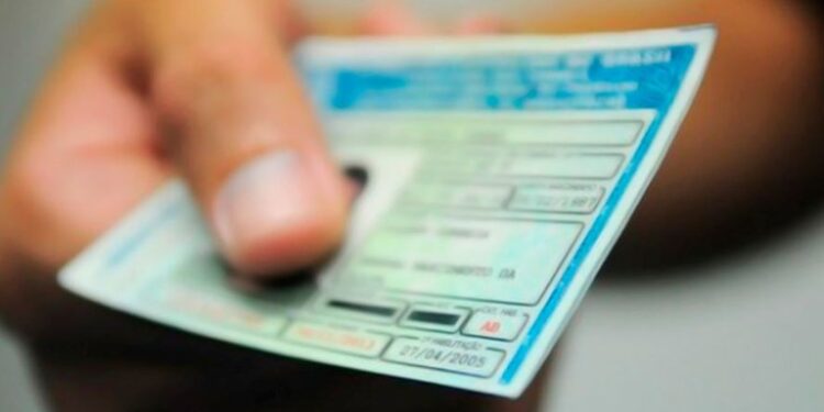 Programa CNH Popular 2024 oferece carteira nacional de habilitação sem custo. Imagem: gov.br