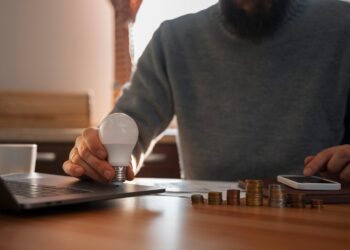Chegou a hora de economizar: veja quem têm direito a conta de luz gratuita e livram-se da bandeira vermelha!