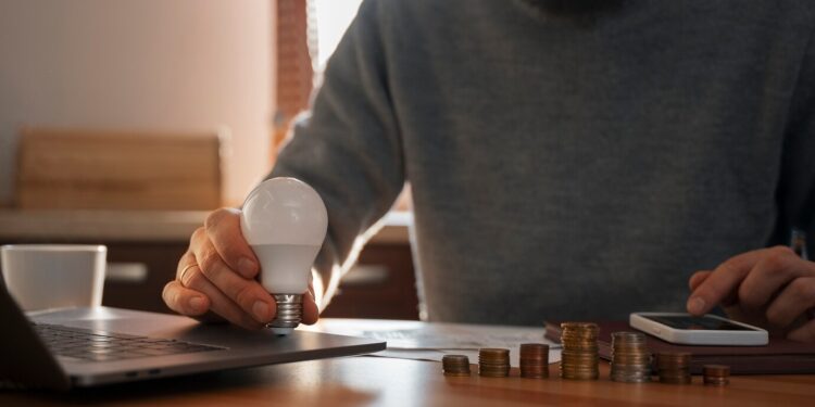 Chegou a hora de economizar: veja quem têm direito a conta de luz gratuita e livram-se da bandeira vermelha!
