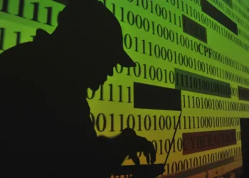 Imagem de uma sombra simulando uma tentativa de golpe pelo computador