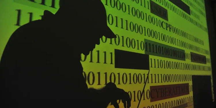 Imagem de uma sombra simulando uma tentativa de golpe pelo computador