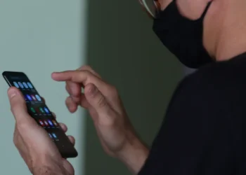 Usando aplicativos para antecipação salarial. Imagem: Agência Brasil