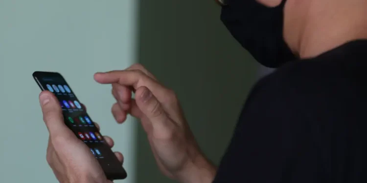 Usando aplicativos para antecipação salarial. Imagem: Agência Brasil