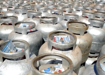 Diversos botijões de gás organizados ao ar livre, representando o programa Auxílio Gás.