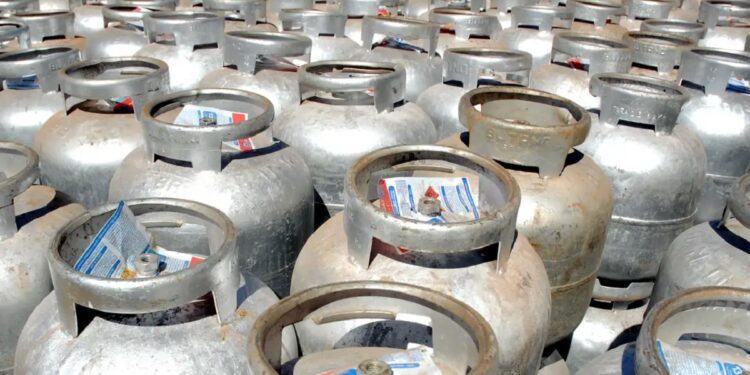 Diversos botijões de gás organizados ao ar livre, representando o programa Auxílio Gás.
