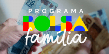 Mãos segurando cédulas de dinheiro com o logotipo do Bolsa Família em destaque.