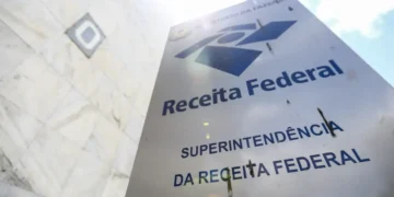 Contribuintes recebem pagamentos que trazem alívio financeiro. Imagem: Agência Brasil