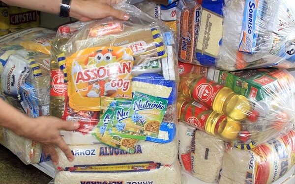 Arroz, feijão, sabonete e mais: aprenda a solicitar a cesta básica oferecida pelo governo