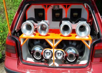 Volume do som automotivo gera multas e novas regras para o transporte de passageiros