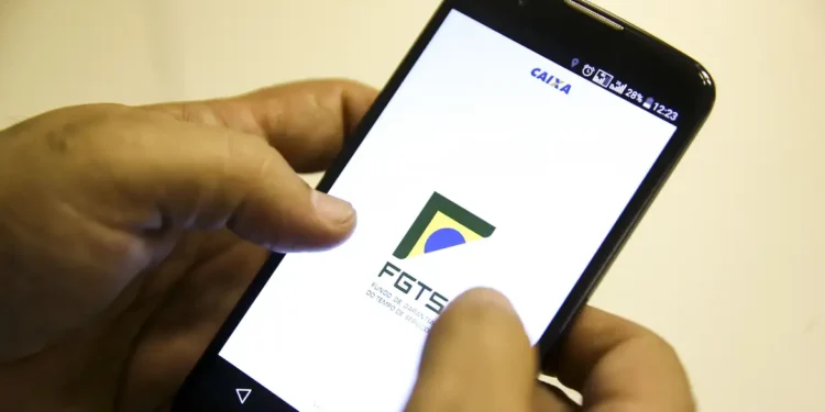 Consulte o saldo disponível na sua conta através do aplicativo do FGTS. Imagem: Agência Brasil.