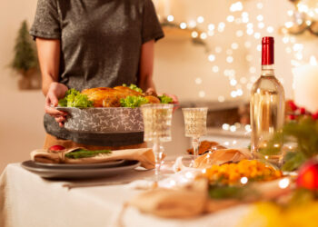 A Cesta de Natal 2024 é composta por ave natalina, pernil e outros produtos. Imagem: Freepik