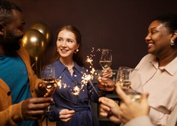 A Consolidação das Leis do Trabalho (CLT) protege os trabalhadores que não atuam em áreas essenciais. Imagem: Freepik