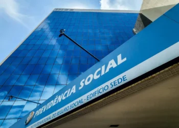 Os Aposentados do INSS que têm o pagamento agendado para os dias 24 e 31 de dezembro de 2024 devem ficar atentos, pois os bancos não abrirão. Imagem: Agencia Brasil