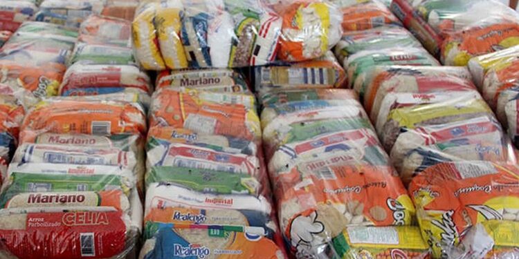 As cestas básicas são kits contendo alimentos essenciais para a nutrição de uma família por cerca de um mês. Imagem: Agência Gov