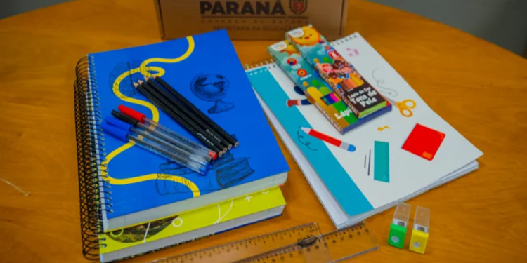 Entrega de Kits escolares para aluno da rede pública