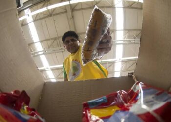 O benefício deve ser utilizado para a compra de itens essenciais para a subsistência e bem-estar da família. Imagem: Agência Brasil.