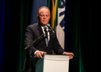 O governador Renato Casagrande visa proporcionar melhores condições financeiras aos servidores, especialmente àqueles com menores salários. Imagem: Agência Brasil-EBC.