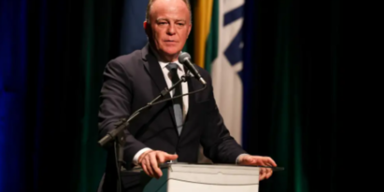 O governador Renato Casagrande visa proporcionar melhores condições financeiras aos servidores, especialmente àqueles com menores salários. Imagem: Agência Brasil-EBC.