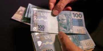 Consulte seu benefício pelo WhatsApp e saque R$ 600 em janeiro pelo Caixa Tem. Imagem: Agência Brasil.