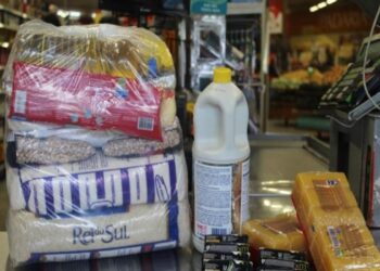 Família precisam retirar a cesta básica