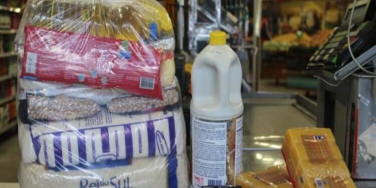 Família precisam retirar a cesta básica