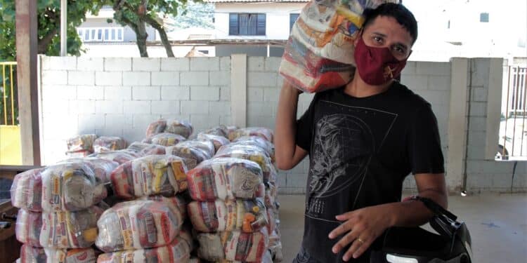 Início de distribuição das cestas básicas no CRAS