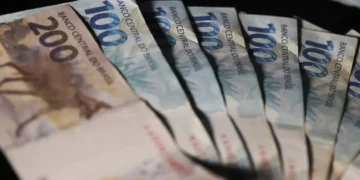 A contratação do crédito facilitado no Santander é um processo simples e pode ser realizado inteiramente pelo aplicativo do banco. Imagem: Agência Brasil.