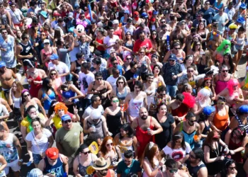 Imagem de pessoas curtindo um feriado