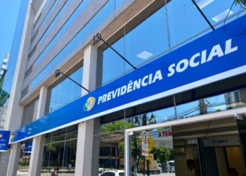 Fachada de uma agência da Previdência Social, destacando os serviços do INSS para aposentados e pensionistas no Brasil.