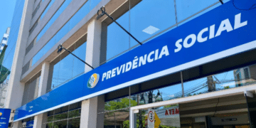 Fachada de uma agência da Previdência Social, destacando os serviços do INSS para aposentados e pensionistas no Brasil.