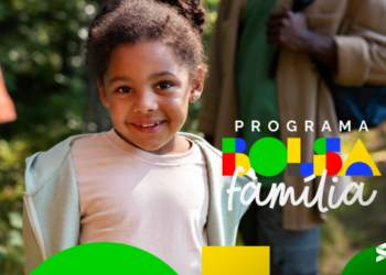 Menina sorridente ao ar livre com familiares ao fundo, representando o Programa Bolsa Família.
