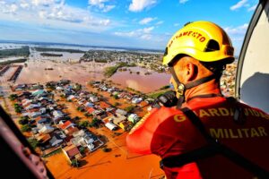 Guarda-vidas militar sobrevoa área alagada no Rio Grande do Sul após enchente