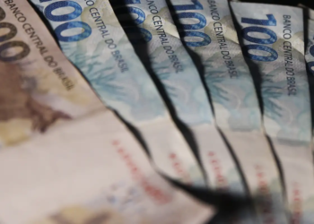 Notas de R$ 100 e R$ 200 do Brasil, representando o auxílio de R$ 540 para desempregados em 2025