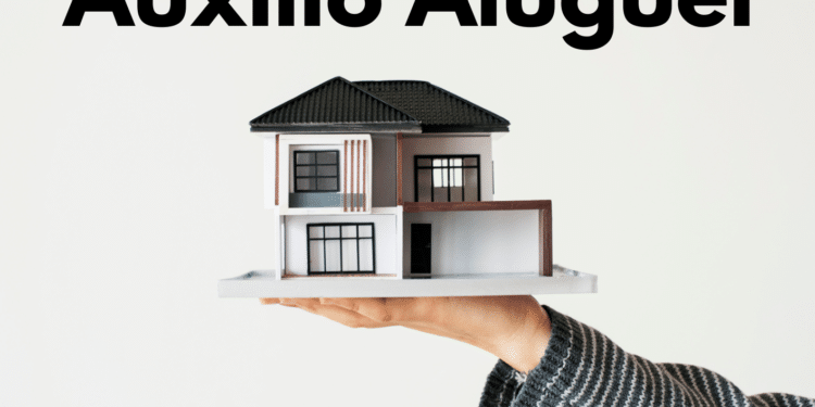 Mão segurando uma maquete de casa com o título "Auxílio Aluguel", representando programas de apoio habitacional.