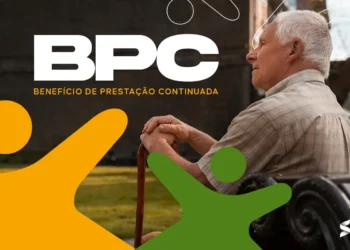 Idoso com bengala observando o logotipo do BPC (Benefício de Prestação Continuada), com fundo colorido e moderno.