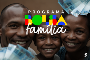  Família sorridente com a logo do Bolsa Família e notas de dinheiro ao fundo.