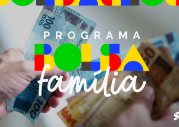 Imagem de cédulas de 100 e 50 reais sendo entregues, com destaque para o texto 'Bolsa Família', ilustrando os benefícios adicionais do programa social.