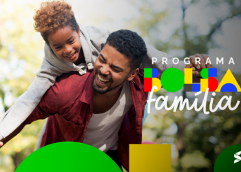 Pai e filho se divertindo ao ar livre, com o logo do programa Bolsa Família no canto da imagem.