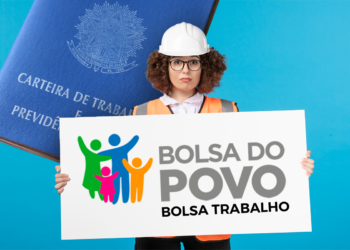 Mulher com capacete de segurança segurando um cartaz do Bolsa Trabalho, com a carteira de trabalho visível.