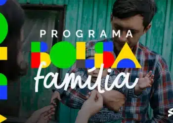 Imagem do cartão do Bolsa Família com uma família em fundo desfocado