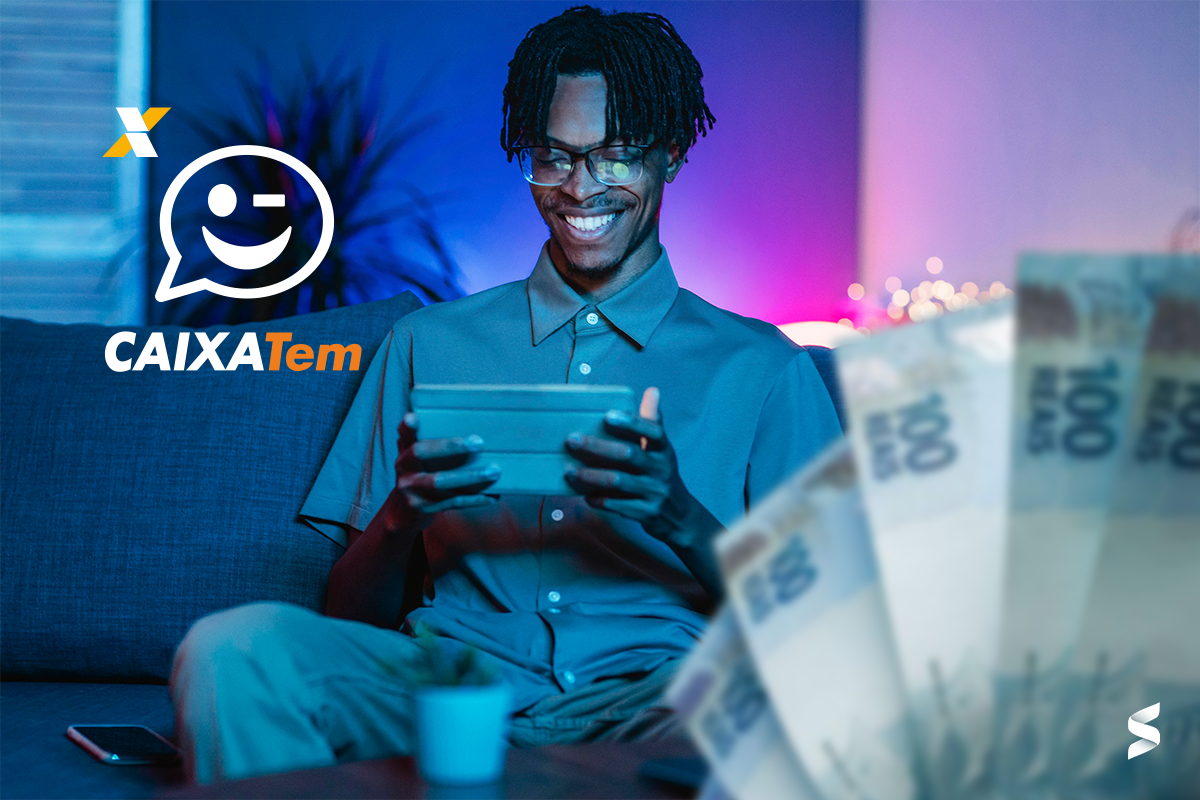 Homem sorrindo e utilizando o aplicativo Caixa Tem em um tablet, com cédulas de R$100 em segundo plano, representando a plataforma digital para recebimento de benefícios.