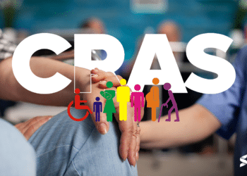 Pessoas de diferentes faixas etárias e condições, representando a diversidade de atendimentos do CRAS.