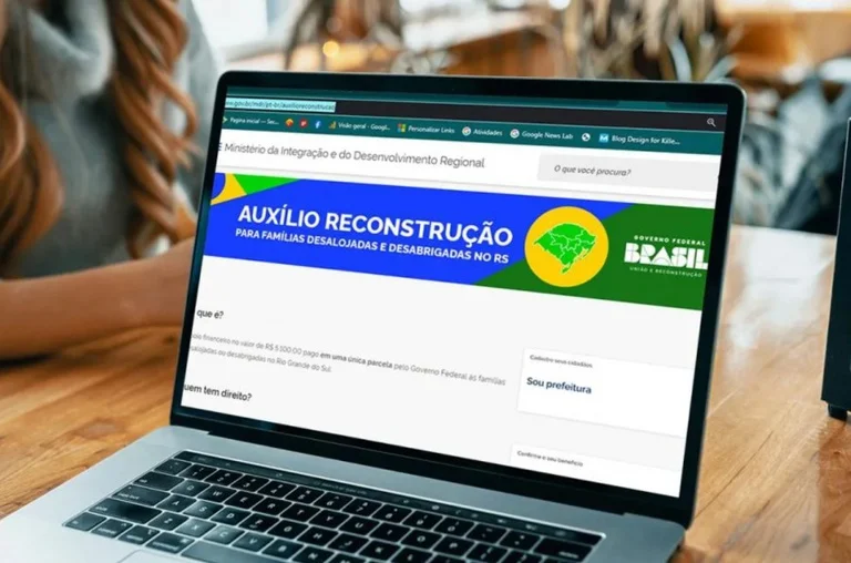 Imagem do portal do Governo Federal destacando o Auxílio Reconstrução para famílias afetadas por desastres no RS.