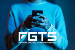 Pessoa acessando informações sobre o saque-aniversário do FGTS pelo celular, com o logo do FGTS em destaque.