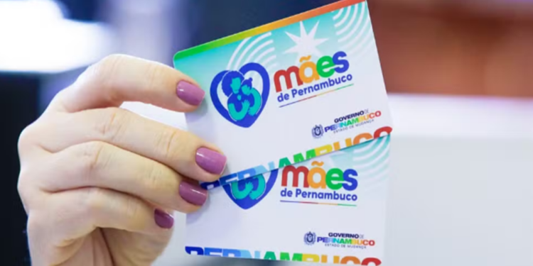 Cartão do programa social "Mães de Pernambuco" segurado por uma mão