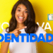 Mulher sorrindo e segurando o novo RG, destacando a facilidade de acesso à nova identidade.