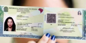 Nova Carteira de Identidade Nacional (CIN) sendo exibida por uma pessoa.