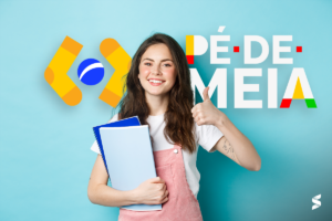 Estudante sorridente segurando cadernos e fazendo sinal de positivo ao lado do logotipo do programa Pé-de-Meia.