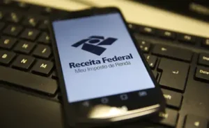 Aplicativo da Receita Federal exibido em um celular, com foco na ferramenta de consulta ao Imposto de Renda.