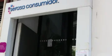 Fachada da loja Serasa Consumidor, ilustrando a importância de monitorar e melhorar o Score do Serasa.